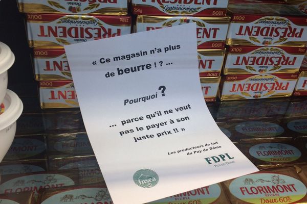 La pénurie de beurre : un  « poker menteur  de la grande distribution ». Des producteurs de lait du Puy-de-Dôme ont souhaité faire preuve de pédagogie auprès des consommateurs. Mardi 7 novembre, certains d’entre eux se sont rendus dans des grandes surfaces de Clermont-Ferrand pour expliquer la raison de l’absence de beurre dans les rayons.