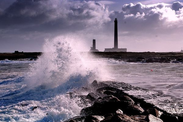 La mer sera très forte aux abords du phare de Gatteville (50) ce SAMEDI.