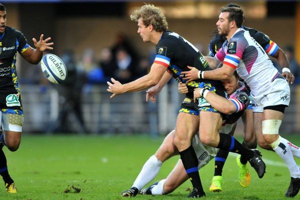 Le Clermontois Aurelien Rougerie fait une passe à Wesley Fofana lors du match de Coupe d'Europe opposant l'ASM aux Ospreys, le 22/11/15.