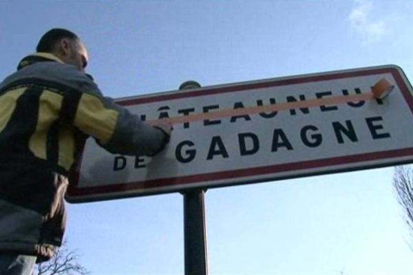 Le geste symbolique des agriculteurs de Chateuneuf-de-Gadagne.