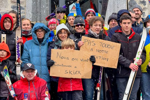 Une centaine de personne ont manifesté dimanche 8 décembre 2024  devant la mairie de laguiole. l’Association pour la promotion de la station de ski de Laguiole quia candidaté à la reprise de la structure est toujours sans nouvelle de sa candidation à sa reprise d' exploitation à 15 jours des vacances de Noël.