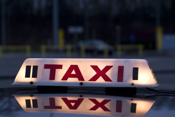 Taxi : enseigne lumineuse sur un véhicule