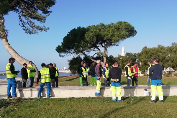 Ce muret sert de banc pour les promeneurs, et de protection en cas d'alerte submersion