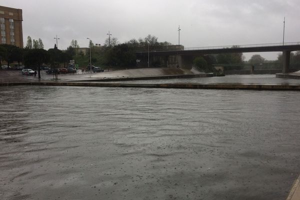 Le stationnement est interdit au public Quai du Pirée à Montpellier à cause des intempéries - 1 avril 2018