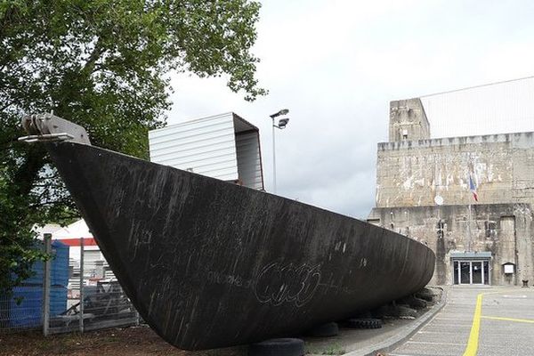 L'épave de Vendredi 13 devant l'entrée de la base sous-marine de Bordeaux