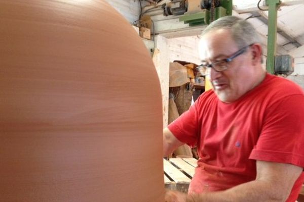 Castelnaudary (Aude) - des amphores pour la vinification et le stockage du vin, dans l'atelier artisanal de production - juin 2014