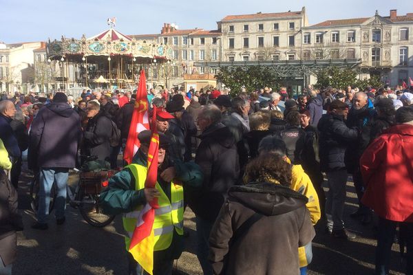 La manifestation des retraités à La Rochelle a rassemblé plusieurs centaines de personnes place de Verdun.