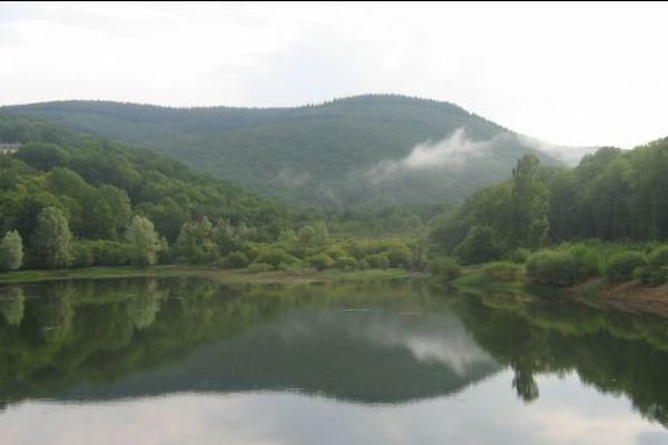 Le lac de Pannecières a une capacités maximale de 80 millions de mètres cubes.