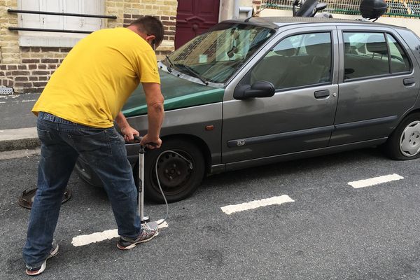 L'une des premières victimes de la série de vandalisme tente de regonfler provisoirement ses pneus. Il n'a qu'une roue de secours.