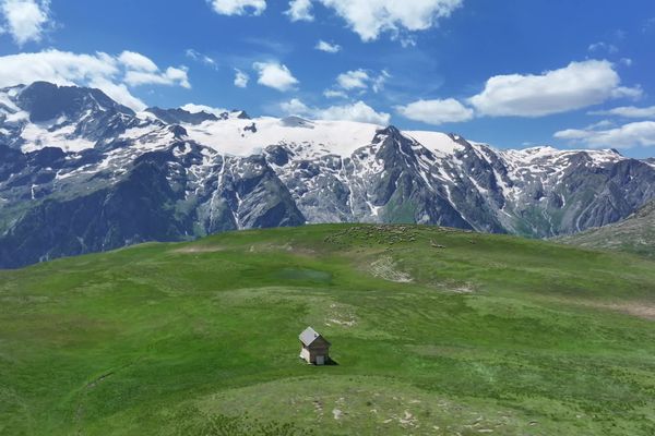 Le plateau d'Emparis, situé en Isère, offre une vue imprenable sur le massif des Écrins.