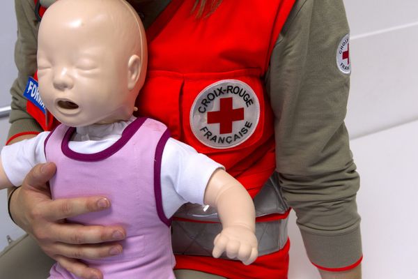 Former aux premiers secours, une des missions des bénévoles de la Croix-Rouge.