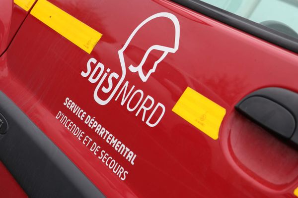 Une personne a été grièvement blessée par les flammes. En tout, 25 sapeurs-pompiers ont été mobilisés.