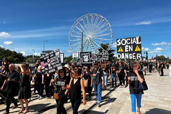 Un peu plus de 300 personnes se sont élancés des bords de Loire pour descendre la rue Nationale, puis l'avenue Grammont, à Tours.