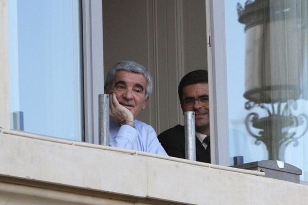 Gérard Trémège (à gauche de l'iimage) lors de la perquisition menée à l'hôtel de ville de Tarbes le 18 décembre dernier.