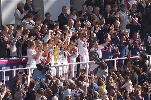 Les filles de l'OL soulèvent la Coupe de France, au stade des Alpes, à Grenoble.