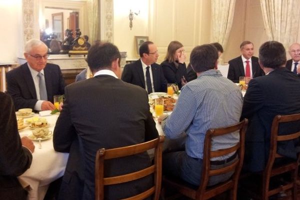 François Hollande a petit-déjeuner avec les agriculteurs ce jeudi matin à Rodez