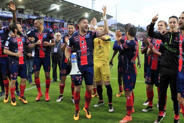 Les joueurs d'Ajaccio célébrant leur victoire sur Bastia