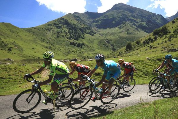 L'Espagnol Alberto Contador, l'Australien Richie Porte, l'Italien Fabio Aru et l'Américain Tejay Van Garderen lors du Tour de France, le 9 juillet 2016 entre Pau et Bagnères-de-Luchon.