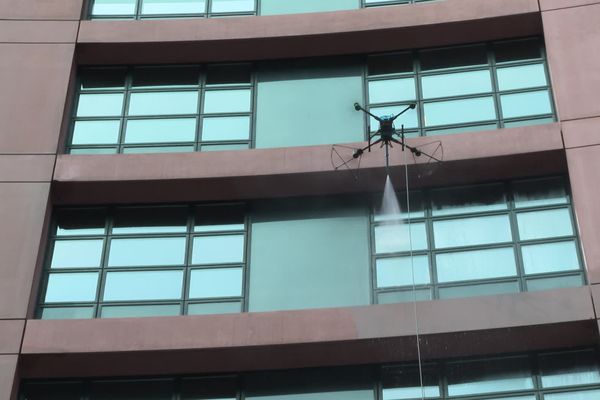 Un drone utilisé le 12 juillet 2024 à Strasbourg pour nettoyer des vitres du Parlement européen