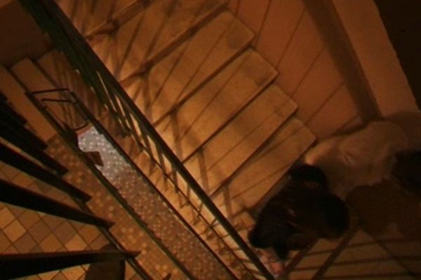 L'idée des locataires: occuper la cage d'escalier pour en chasser les jeunes qui la squattent.