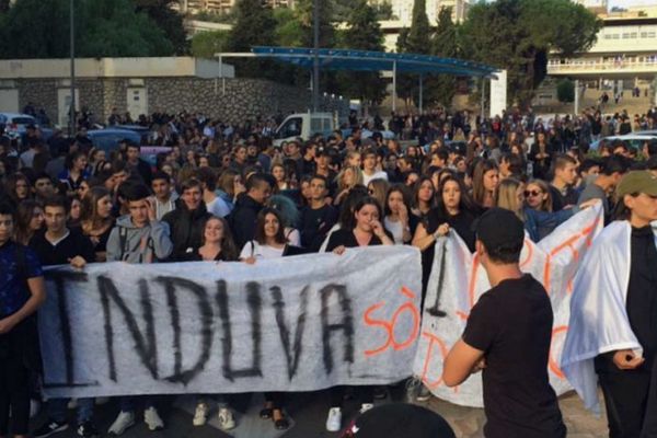 Après avoir bloqué l’entrée des lycéens Fesch et Laetitia à Ajaccio, environ 300 lycéens se sont réunis lundi matin devant le palais de justice pour dénoncer l’incarcération de trois militants nationalistes.