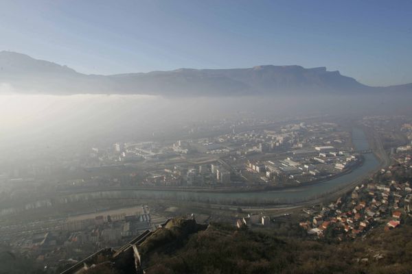 Grenoble lors d'un pic de pollution le 17 décembre 2016.