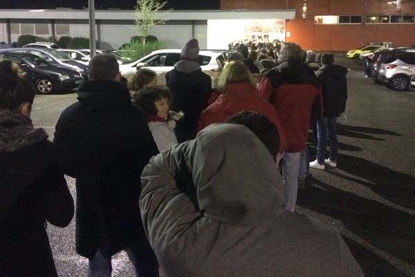 Il y a foule le 19 décembre au matin devant la billetterie des Vieilles Charrues à Carhaix