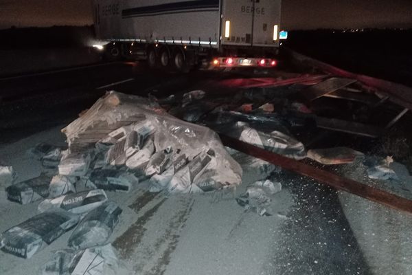 Au cours de l'accident, des sacs de béton ont été renversés sur la chaussée alors qu'il pleuvait.