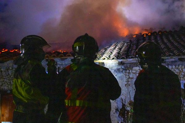 Prise qui chauffe & qui fume : que faire pour éviter l'incendie ?