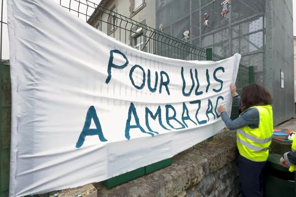 Des parents d’élèves se mobilisent pour la création d’une classe ULIS, à Ambazac dans la matinée du vendredi 11 octobre 2024. Ils ont manifesté pour l’inclusivité des enfants touchés par le handicap. Actuellement ces enfants effectuent de longs trajets chaque jour.