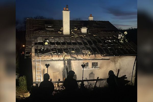 La toiture a été partiellement détruite.