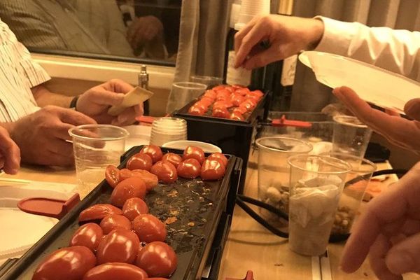 Le 13 novembre 2018, les usagers du Paris-Cherbourg ont mangé une raclette dans un train intercités à destination de la ville du Cotentin. Ils comptent remettre ça pour fêter Noël ensemble le 18 décembre.