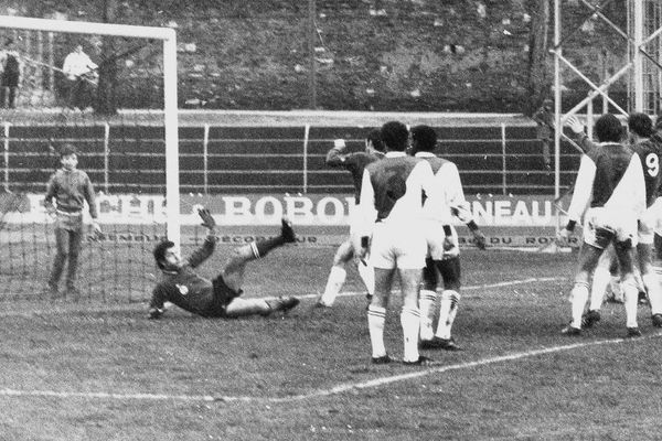 SCO Angers - Monaco (4-1), le 9 janvier 1972 à Angers pour le compte de la 20ème journée du championnat de France de Division 1. De g. à d. : Jean-Pierre Carayon (gardien Monaco), Pierre Mosca (3), Yvon Chomet, Robert Dewilder, Jean-Paul Gaidoz (9), André Guesdon.