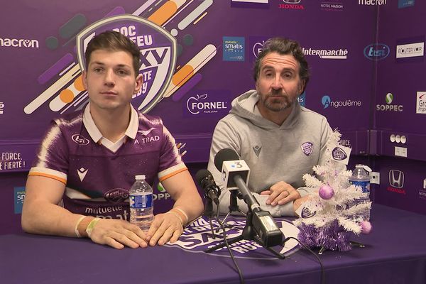 Côte à côte en conférence de presse d'après-match, Maxime Laforgue, 3/4 aile, et Vincent Etcheto, le coach du SAXV.