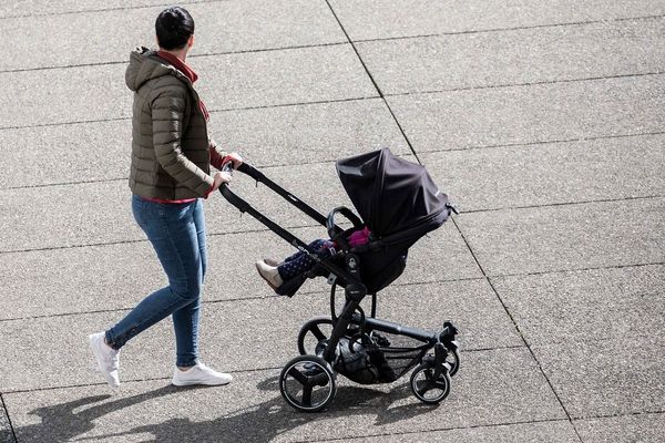 En famille monoparentale, l'enfant vit à 84 % avec sa mère.