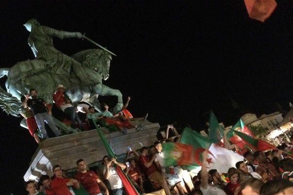 La statue de Jeanne D'Arc, place du Martroi à Orléans aux couleurs du Portugal