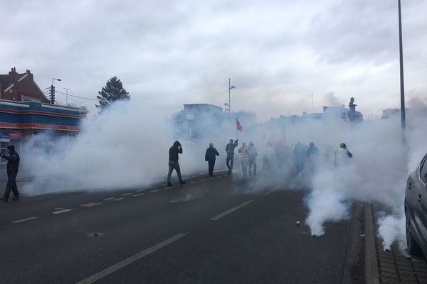 Dans un nuage de gaz lacrymogène, les manifestants ont finalement rebroussé chemin après avoir tenté de pénétrer sur l'autoroute A23, ce mardi 7 mars 2023.