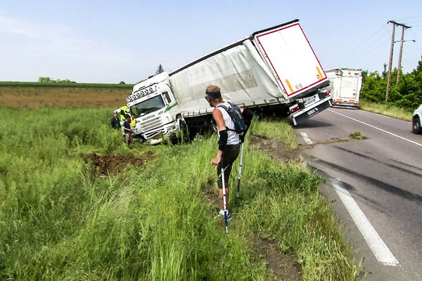 Guy Amalfitano, marathonien unijambiste, a été frôlé par ce camion dont le conducteur a perdu le contrôle