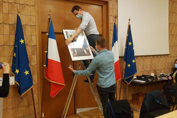 Faches-Thumesnil : Patrick Proisy, le maire, décide de décrocher le portrait d'Emmanuel Macron pour contester sa politique climatique "inexistante"