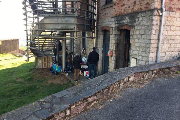 Le "Monsieur du viaduc" vivait au pied de cet escalier de secours de l'université Champollion à Rodez depuis décembre 2019.