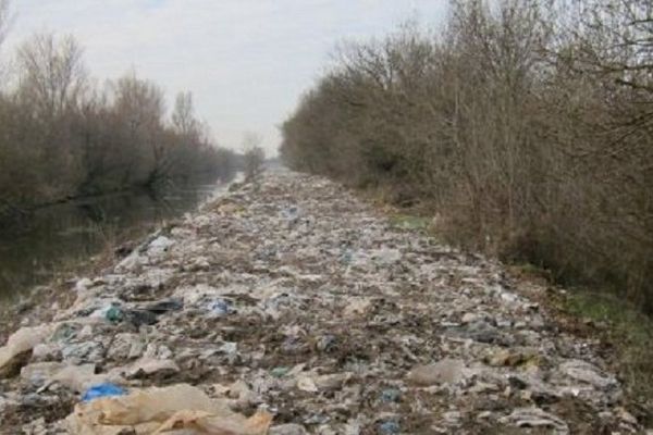 Sur 15 kms selon les associations, les plastiques sédimentés depuis 30 ans réapparaissent