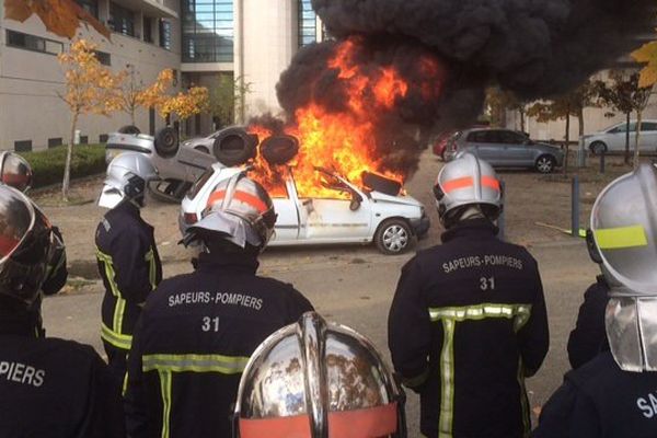 Une voiture-épave brûlée lundi par les pompiers en colère sur le parking de leur état-major