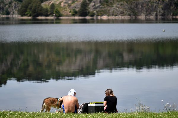 Les conditions sanitaire et de sécurité étant réunies concernant la qualité de l'eau, le maire de Saint-Etienne a signé ce lundi 8 juin, les arrêtés municipaux autorisant la baignade à la base nautique de Saint-Victor-sur-Loire, pour le mois de juin, comme chaque année tous les mercredis, samedis et dimanches.