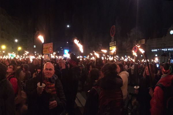 Défilé aux flambeaux à l'appel de l'intersyndicale FSU, CGT, SUD-Solidaires, UNSA et UNL devant la gare Thiers de Nice.