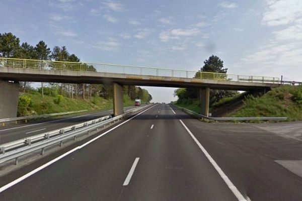 Des sacs de gravats avaient été jetés depuis ce pont enjambant l'A2 à hauteur d'Havrincourt.