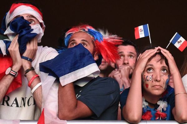 Supporteurs catastrophés devant la finale France-Portugal à la Fan-Zone de Bordeaux le 10 juillet 2016. 