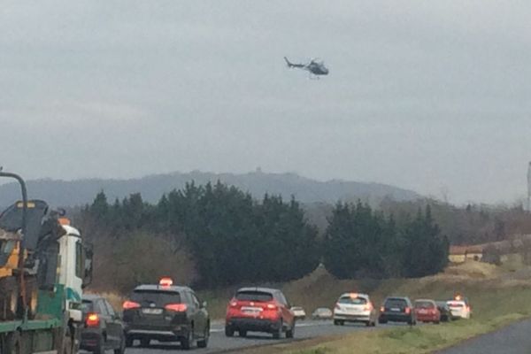 Pour arrêter le fugitif, les gendarmes ont été aidé par un hélicoptère qui survole ici les routes à proximité de Vertaizon (63).