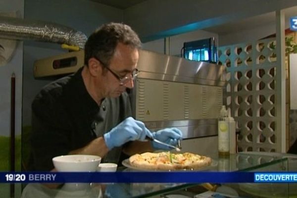 Olivier Mazzadi, pizzaiolo à Bourges en train de dessiner la pizza qu'il présentera aux chamionnats de Frabnce 