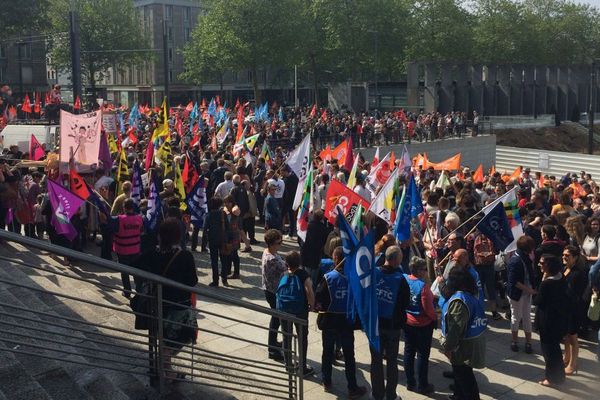 Des centaines de manifestants pour la défense du service public à Brest