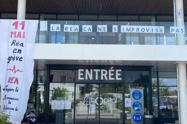 Entrée de l'hôpital Nord-Ouest de Villefranche-sur-Saône, mardi 11 mai 2021